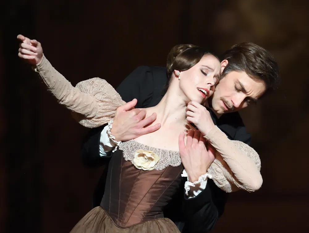 Ballettszene aus Onegin - Tänzer in historischen Kostümen des 19. Jahrhunderts auf der Bühne