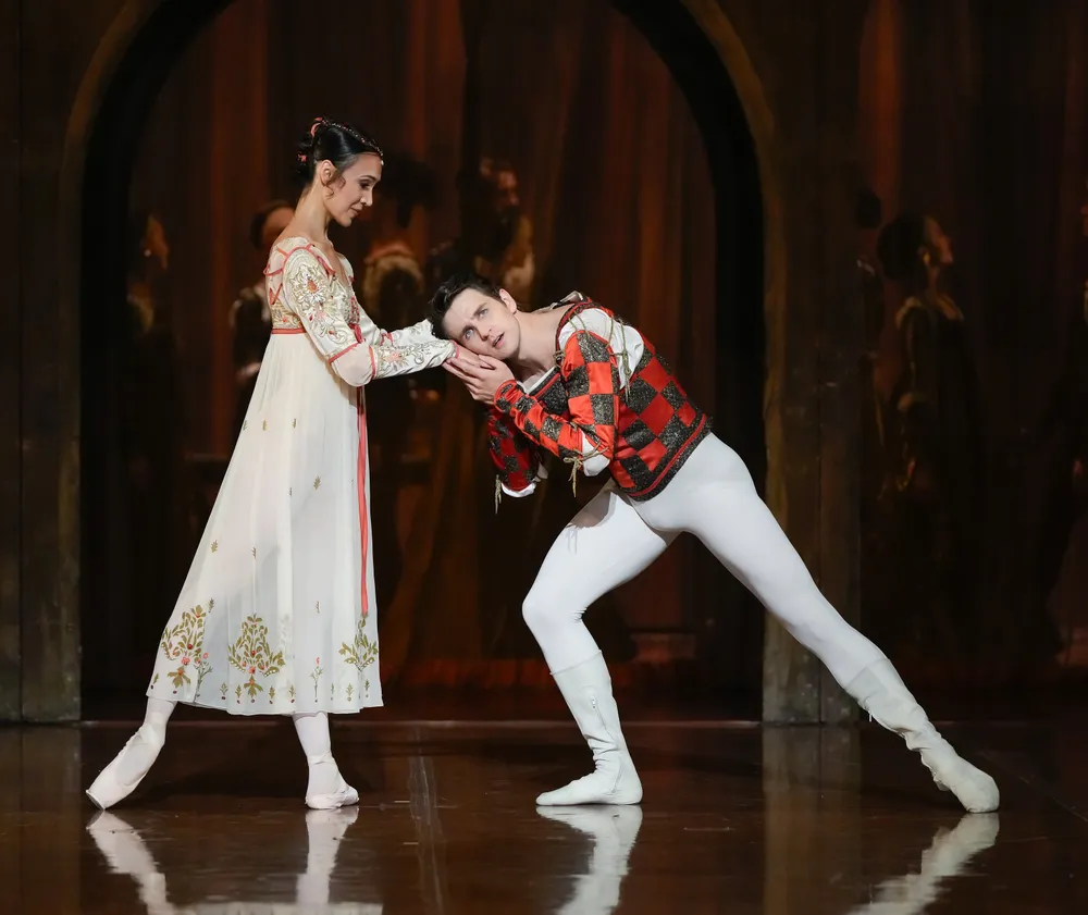 Romantische Ballettszene aus Romeo und Julia - Die Protagonisten in inniger Umarmung auf der Bühne