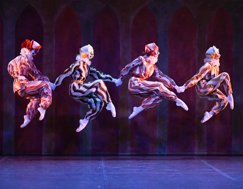 Dynamische Ballettszene aus Der Widerspenstigen Zähmung - Petrucchio in spektakulärer Sprungpose